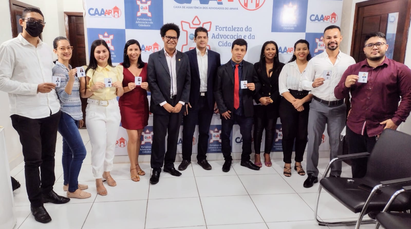 OAB-AP realiza entrega de carteiras provisórias a novos advogados e advogadas